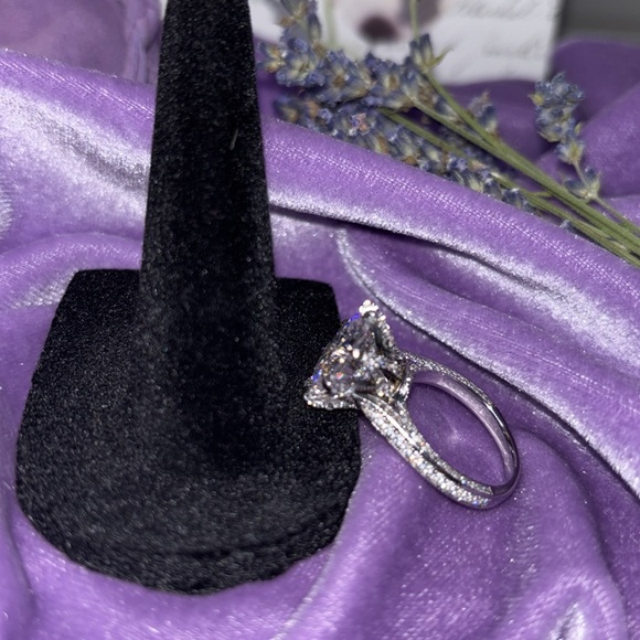 π βοΈ π Magical describes it! Travel Ring For A Queen π Glorious 6 carats. #EA42 - Picture 3 of 12
